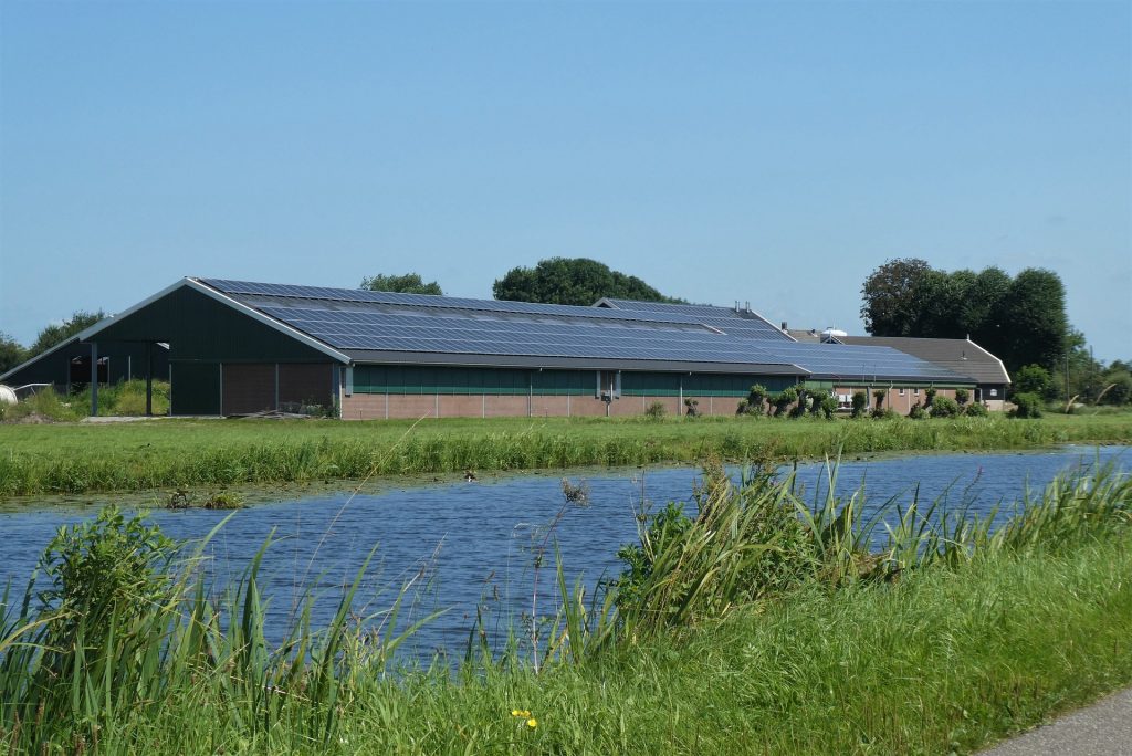 image ferme avec des panneaux solaire